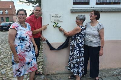Am 3. August 2022 wurde die Gedenktafel in Freyenstein für Minna Cauer enthüllt.