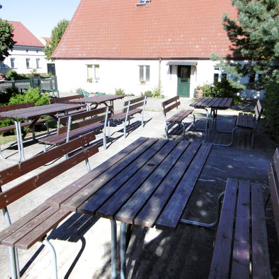 Schullandheim Schweinrich - Sitzbänke im Außenbereich