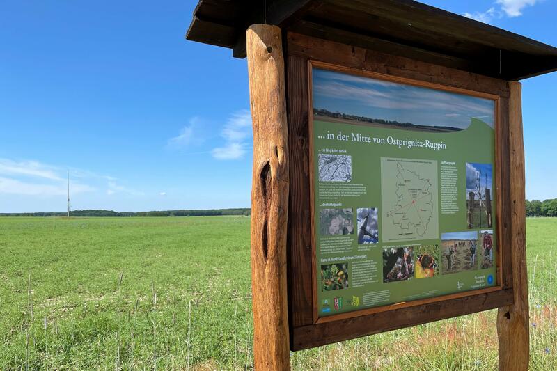 Eine Tafel informiert jetzt über den Mittelpunkt des Landkreises auf dem Gallberg bei Katerbow. © Landkreis OPR