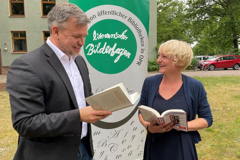 Landrat Ralf Reinhardt und KVHS-Leiterin Anke Unkenholt werben für einen Besuch der Lesungen. © Landkreis OPR