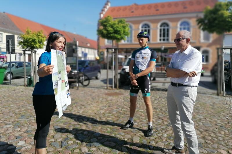 Itta Olaj präsentiert Vize-Landrat Werner Nüse die neue Knotenpunkt-Radkarte. ©  Tourismusverband Ruppiner Seenland