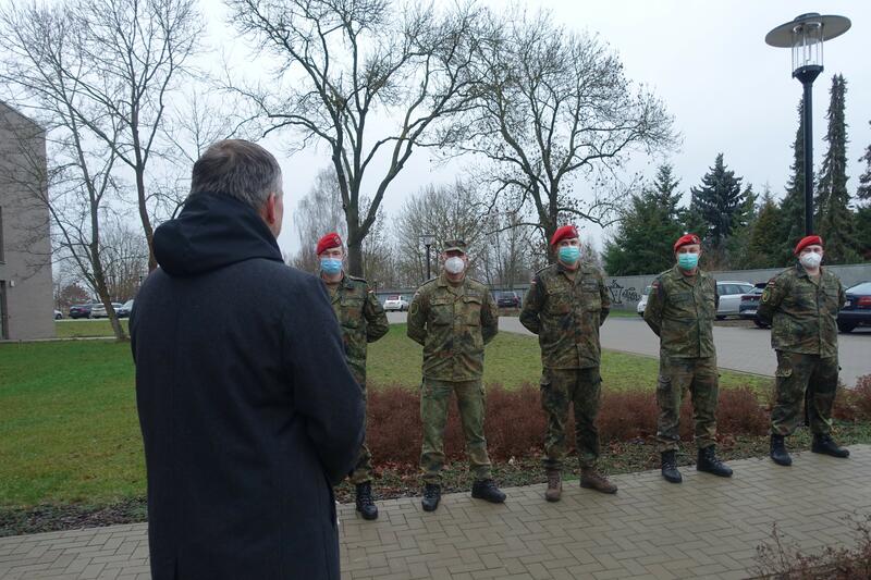 Landrat Ralf Reinhardt verabschiedet Soldaten in Neuruppin. © Landkreis OPR