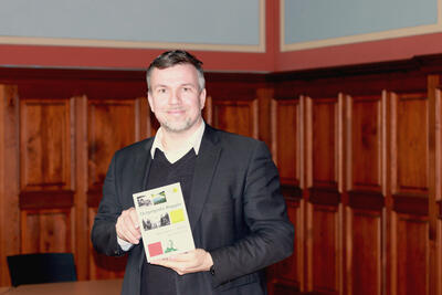 Landrat Ralf Reinhardt mit dem neuen Jahrbuch des Landkreises