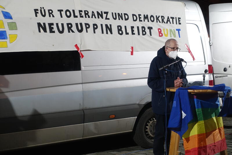 Vizelandrat Werner Nüse spricht auf der Solidaritätskundgebung © Landkreis OPR
