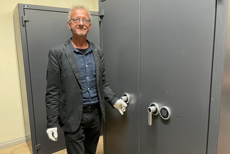 Museumsleiter Dr. Peter Böthig mit den neuen Tresoren. © Landkreis OPR