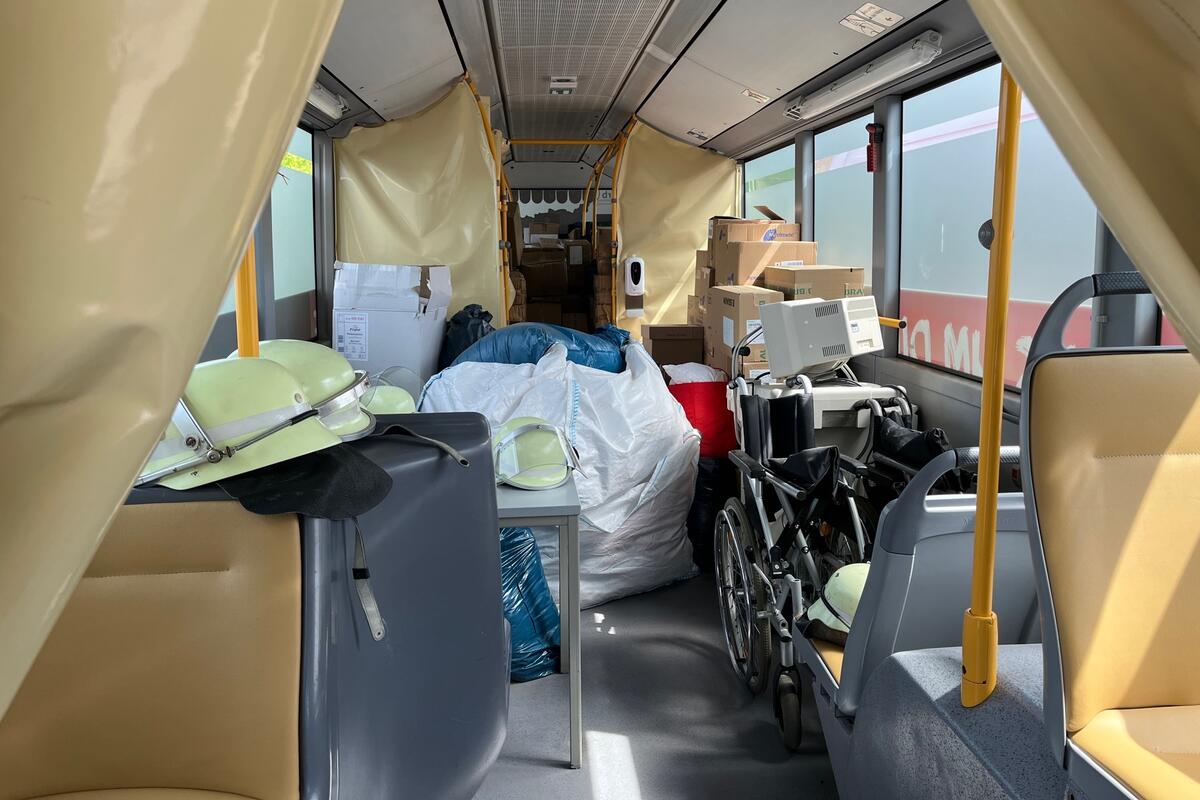 Blick in den künftigen Sanitätsbus, der derzeit auch zum Transport von Material dient. Später können hier auch Operationen durchgeführt werden. © Landkreis OPR