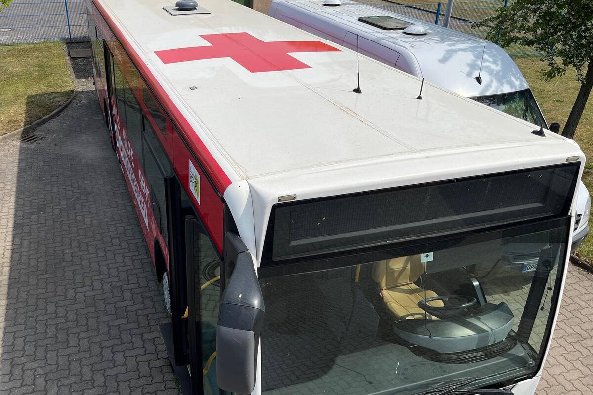 Das rote Kreuz auf dem Dach des Busses soll vor möglichen Luftangriffen schützen. © Landkreis OPR