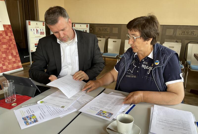 Landrat Ralf Reinhardt und die Kreisseniorenbeauftragte Sigrid Schumacher besprechen letzte Details zur Seniorenwoche. © Landkreis OPR
