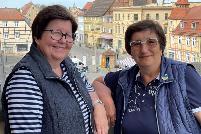 Bärbel Kleybrink (links) und Sigrid Schumacher kümmern sich in Kyritz beziehungsweise im Kreis um die Belange der älteren Bevölkerung. © Landkreis OPR