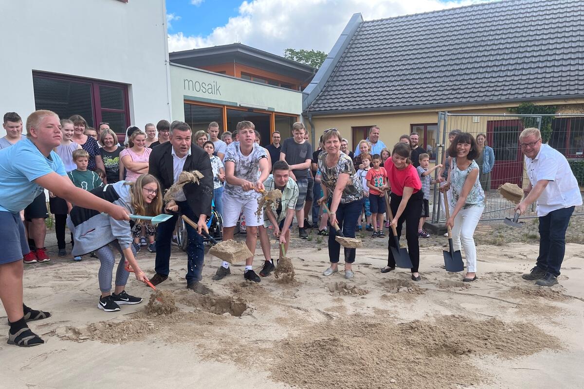 Ende Juni erfolgte der erste Spatenstich für den Ergänzungsbau an der MOSAIK-Schule in Wittstock/Dosse © Landkreis OPR