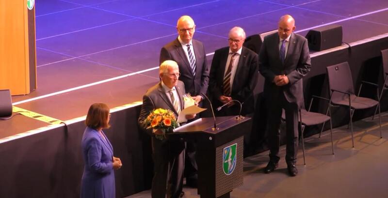 Reinhard Neumann (am Pult) hatte zuvor in Falkensee die Ehrenurkunde des Ministerpräsident erhalten. © privat