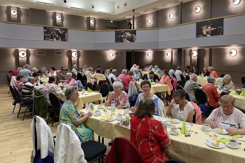 Mehr als 120 Senior:innen waren in das Neuruppiner Kulturhaus gekommen. © Landkreis OPR