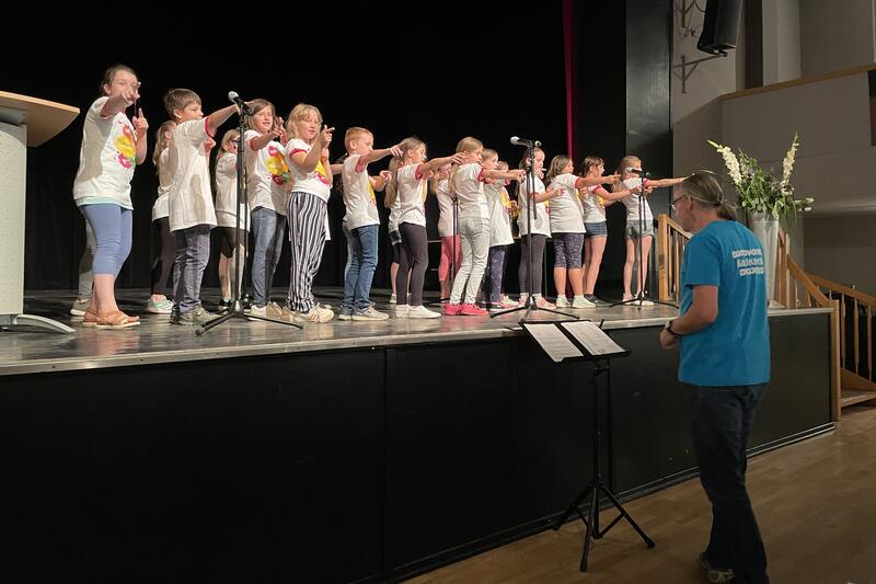 Der Spatzenchor der Karl-Liebknecht-Schule aus Neuruppin erfreute die Gäste mit einem bunten Programm. © Landkreis OPR