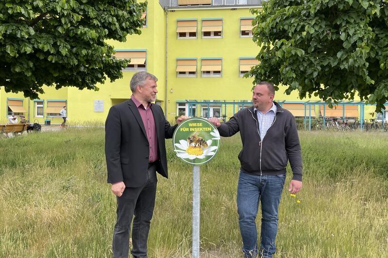 Oliver Nitschke (rechts) und Landrat Ralf Reinhardt mit einem der neuen Schilder. © Landkreis OPR