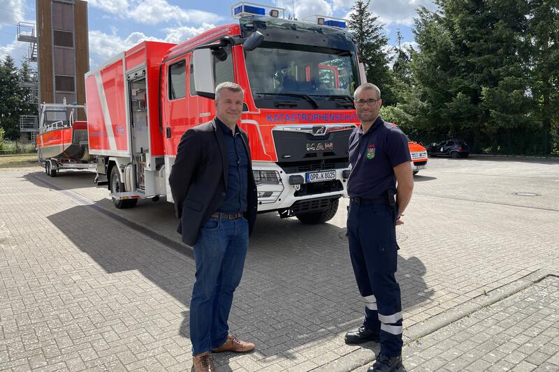Sven Kluge (rechts), zuständig für den Brand- und Katastrophenschutz, zeigte Landrat Ralf Reinhardt den Neuerwerb. © Landkreis OPR