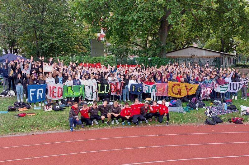 Das Sportlerteam wurde beim Bundesfinale in Berlin von der gesamten Schule unterstützt. © privat