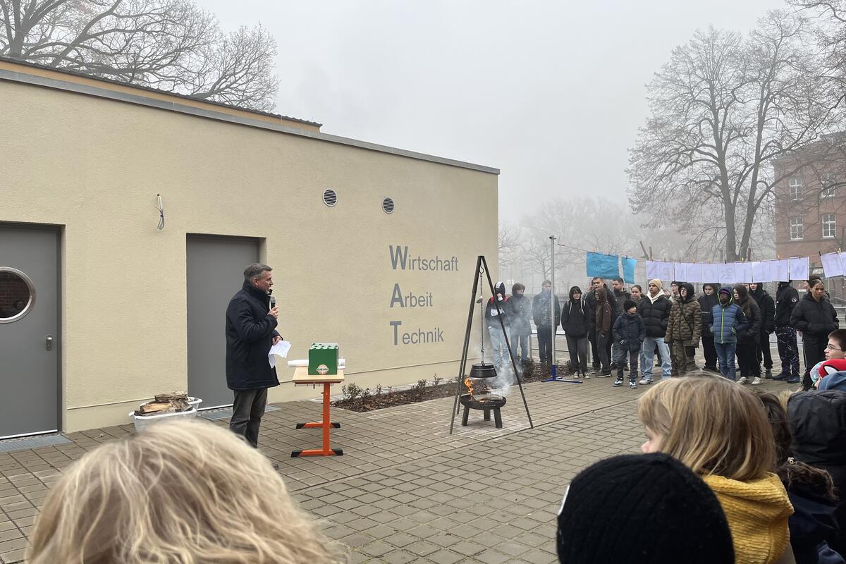 Landrat Ralf Reinhardt bei der offiziellen Eröffnung des neuen WAT-Gebäudes der Johann-Heinrich-Pestalozzi-Schule in Neuruppin. © Landkreis OPR