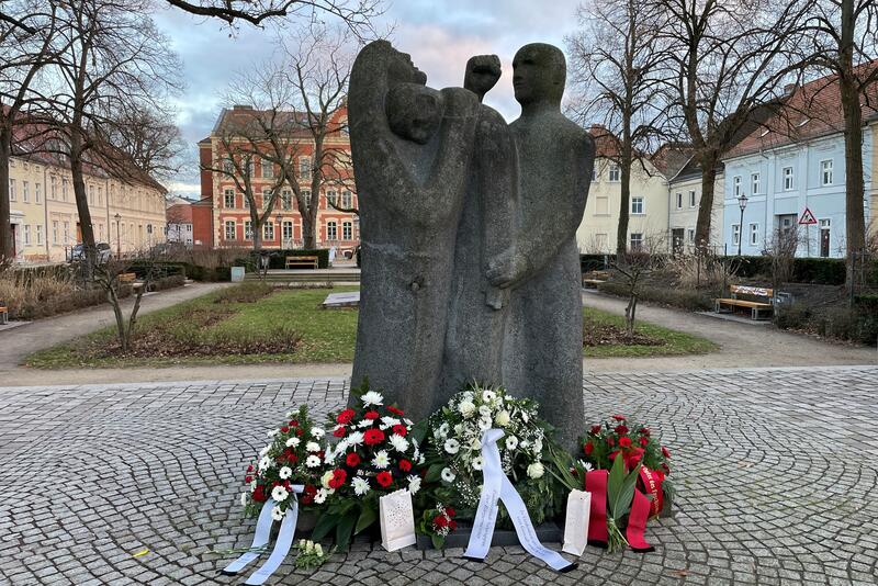 Am OdF-Denkmal in Neuruppin wurden Blumen niedergelegt. © LK OPR