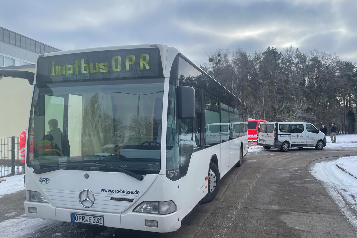 Februar 2021: Einer der ersten Einsätze des Impfbusses vor der Sporthalle in Lindow (Mark). Die Busgesellschaft ORP hatte den ausgedienten Linienbus extra für diesen Zweck umgebaut. Inzwischen wird das Fahrzeug als Sanitätsbus in der Ukraine verwendet. © LK OPR
