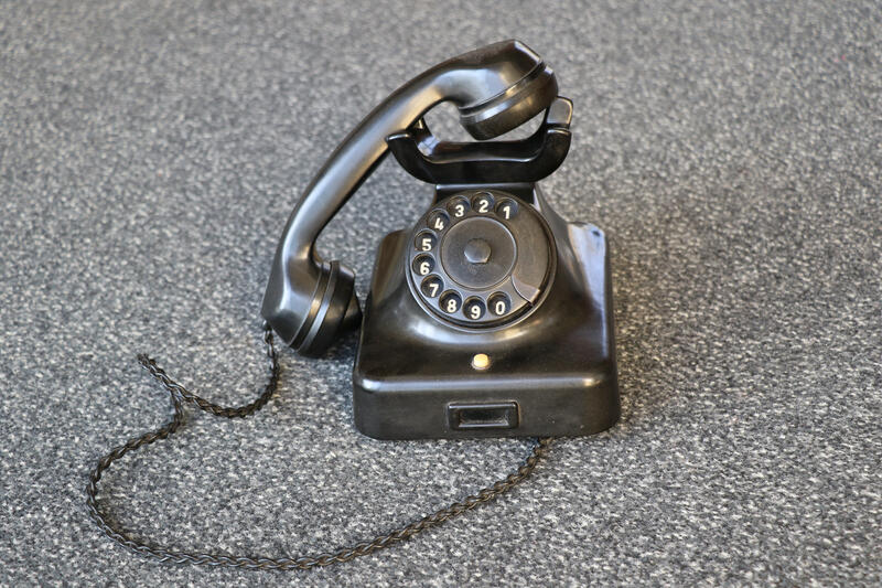 Das alte Scheibentelefon kann in der Sonderausstellung ausprobiert werden. © Kreismuseen Alte Bischofsburg Wittstock