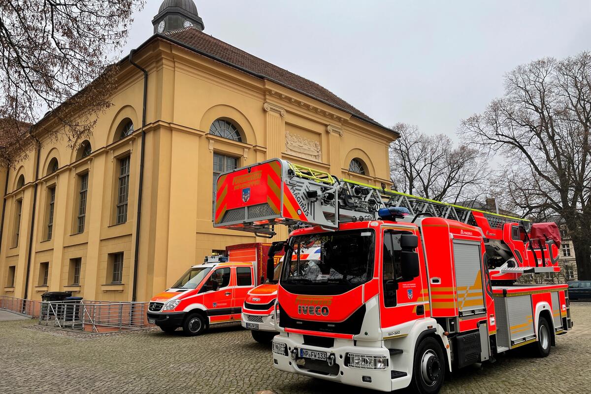 Feuerwehr-Einsatzfahrzeuge vor der Kulturkirche in Neuruppin. © LK OPR