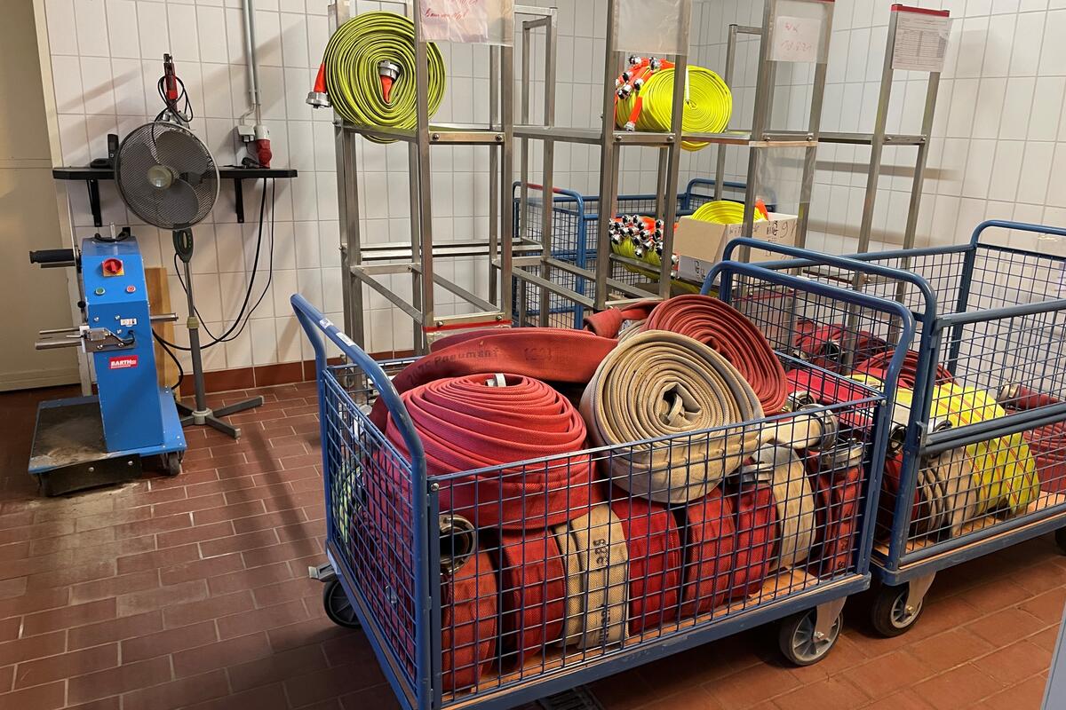 Rund 2.400 Schläuche der Freiwilligen Feuerwehren wurden im vergangenen Jahr in der FTZ gewaschen, getrocknet und geprüft. Auch Atemschutzmasken und Sauerstoffflaschen werden in Kyritz gewartet. © LK OPR