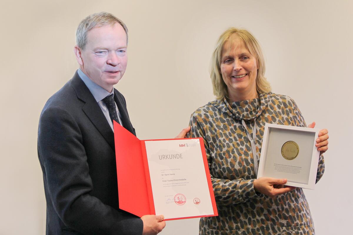 MHB-Präsident Prof. Hans-Uwe Simon überreicht Dr. Karin Harre die erste Elise-Taube-Ehrenmedaille. © Christian Wehry/ KVBB