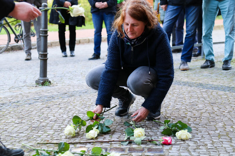 Die Gedenkveranstaltung endete an den Stolpersteinen vor dem Klinikgebäude.© ukrb/ Verena Clasen