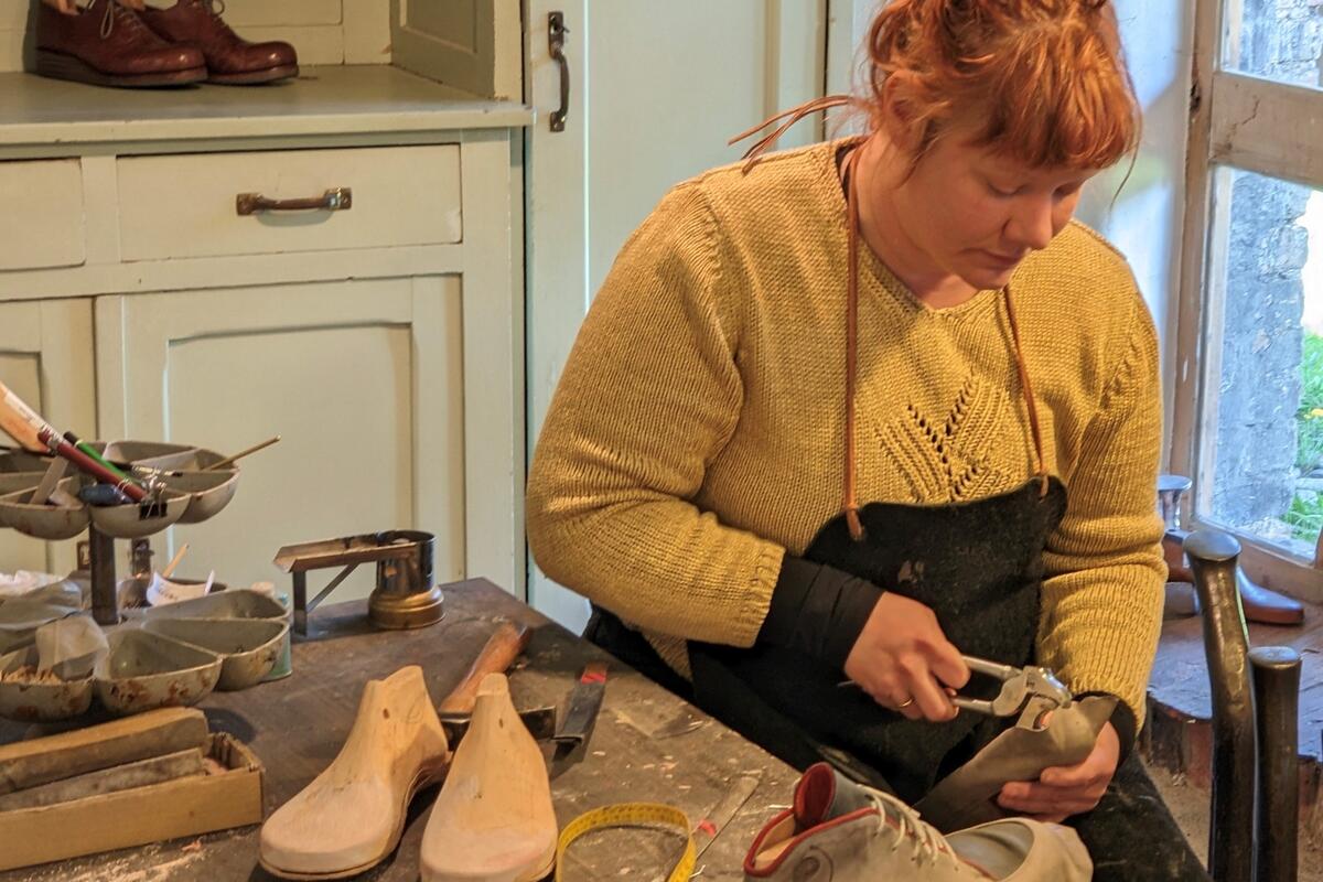 Die gelernte Schuhmacherin Ina Büchs aus Vichel (Amt Temnitz) bei ihrer Arbeit. © LK OPR