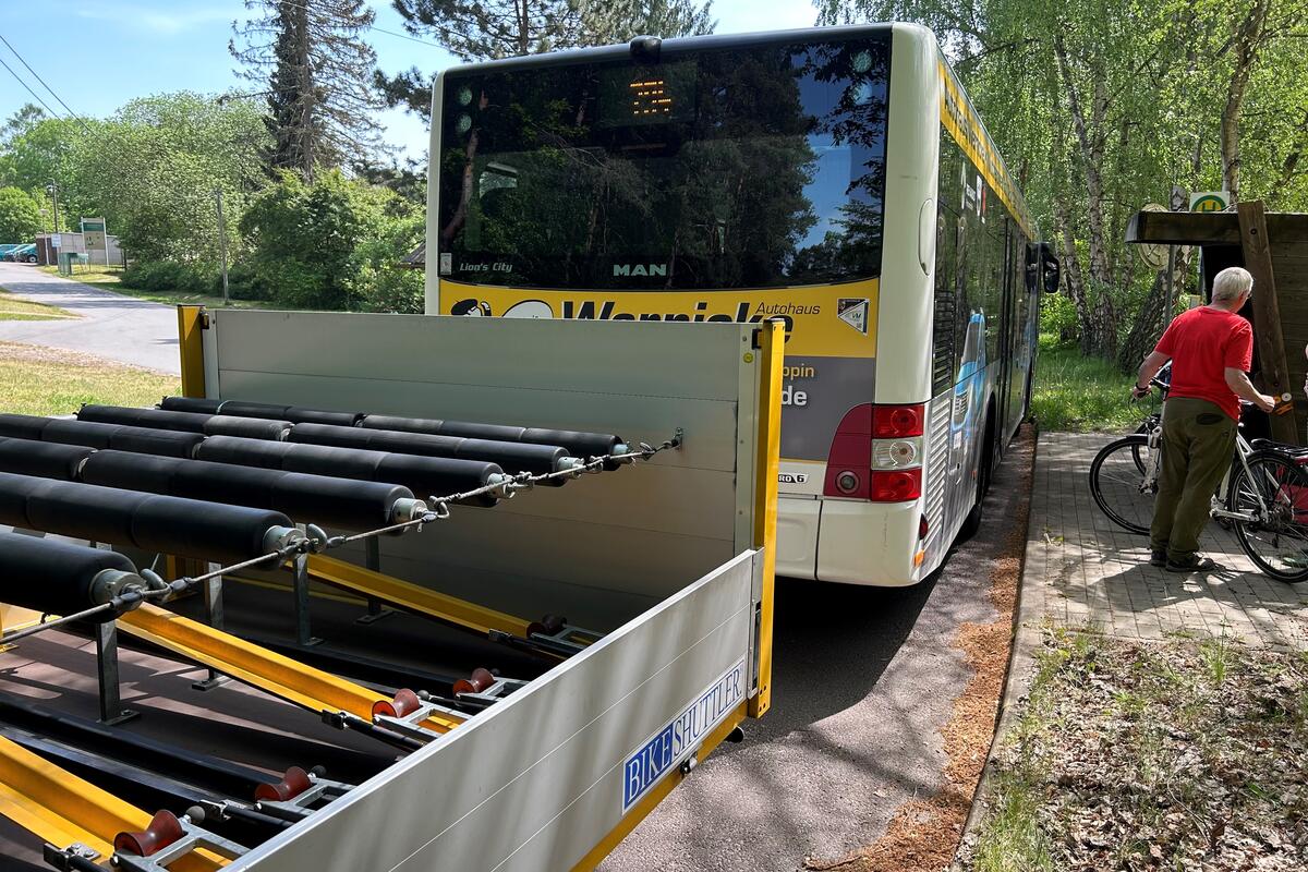 Praktisch, vor allem auf längeren Touren: Der Anhänger zum Transport von Fahrrädern, hier am Bus der ORP-Linie 794 beim Haltepunkt Tierpark Kunsterspring. © LK OPR