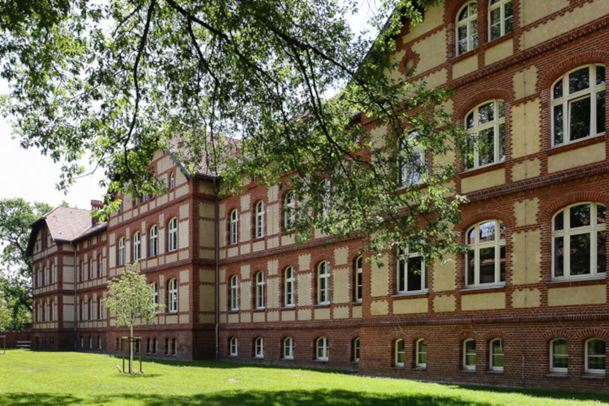Campus der Medizinischen Hochschule Brandenburg Theodor Fontane (MHB) in Neuruppin. Die  MHB wurde 2014 gegründet und ist eine staatlich anerkannte Universität in kommunaler und freigemeinnütziger Trägerschaft. © MHB