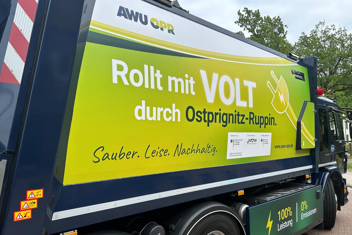 Relativ lautlos und voll elektrisch: Ab Juli wird der erste in Ostprignitz-Ruppin zugelassene Elektro-Lastwagen für die AWU OPR zum Einsatz kommen und Papiertonnen bzw. Papiercontainer entleeren. © LK OPR