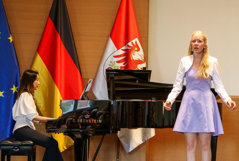 Marika Johne begeisterte beim Empfang in der Staatskanzlei das Publikum mit ihrem Gesang. © Staatskanzlei Brandenburg