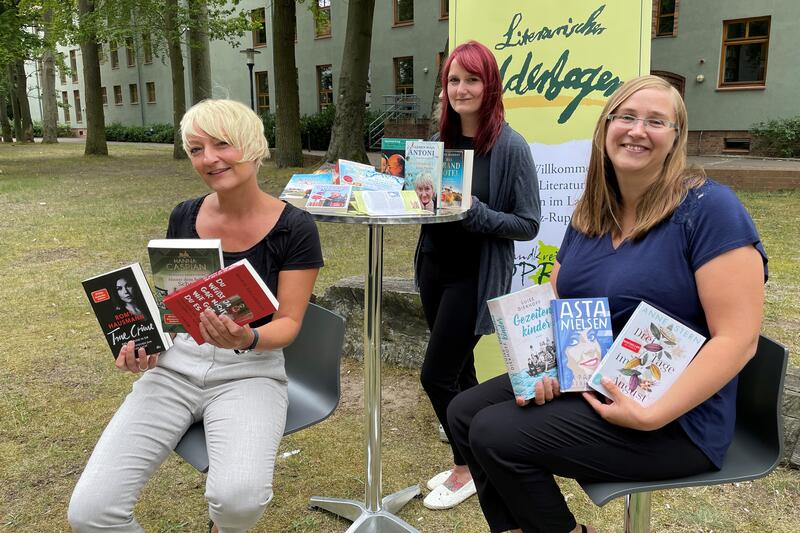 Anke Unkenholt, Maxine Scharlibbe und Anne Pin (von links) haben die Lesungen für den Literarischen Bilderbogen vorbereitet. © LK OPR