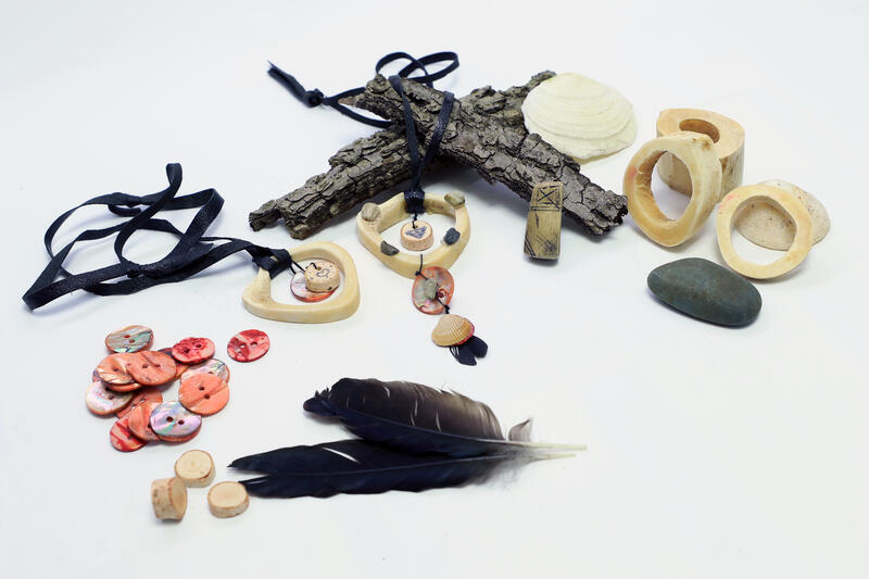 Aus Steinen, Muscheln und Rinde können die Kinder eine Steinzeit-Amulett herstellen. © Kreismuseen Alte Bischofsburg Wittstock