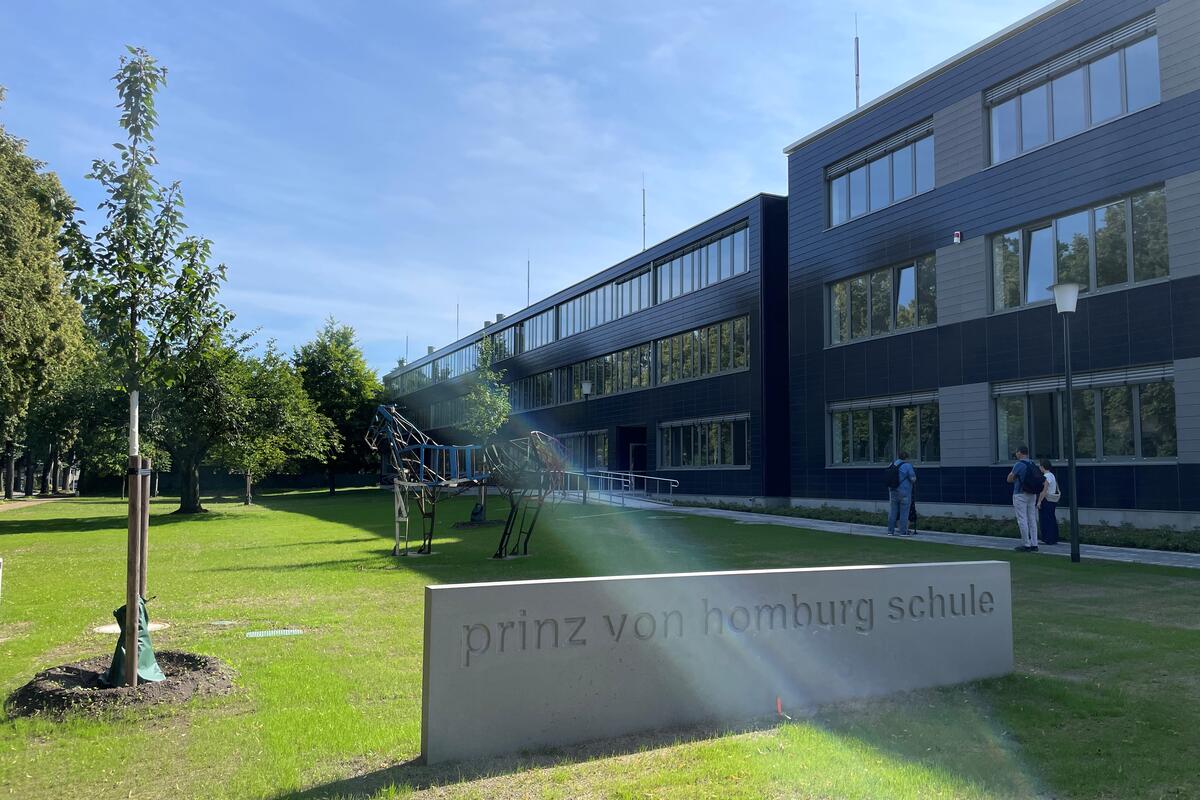 Auch die Prinz-von-Homburg-Schule in Neustadt (Dosse) wurde im Rahmen des Förderprogramms mit moderner Glasfaser-Technik ausgestattet. Insgesamt konnten im Zuge des Breitbandausbaus  im Landkreis rund 5.300 Adressen, Unternehmen sowie 51 Schulen in 22 Kommunen erreicht werden. © LK OPR
