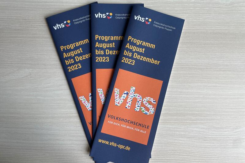 Die Flyer mit dem neuen Programm der KVHS sind überall im Landkreis erhältlich. © LK OPR