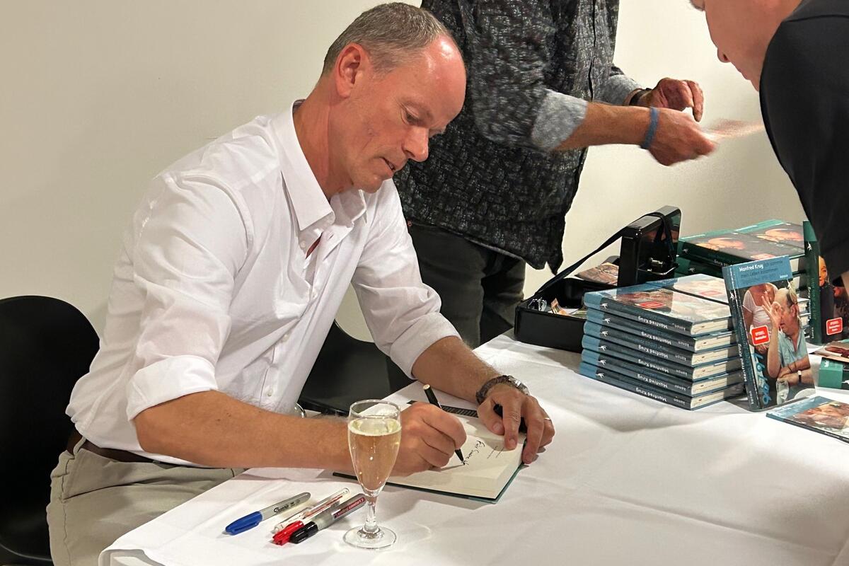 Daniel Krug signiert die veröffentlichten Tagebücher seines Vaters zum Auftakt des Literarischen Bilderbogens in Neuruppin. © LK OPR