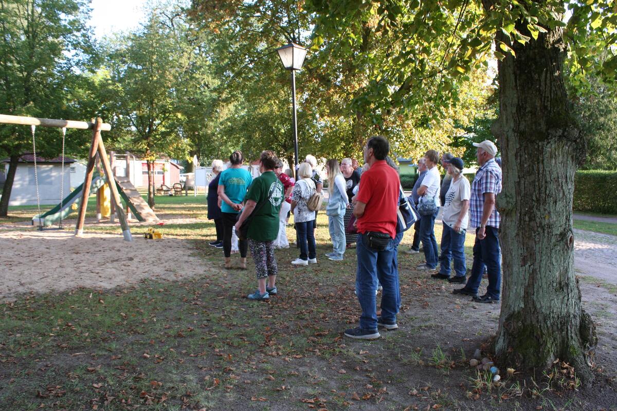 Es gab viel anzuschauen beim Kreisdorftag in Sewekow. Auch der Spielplatz wurde von den Gästen besichtigt. © LK OPR