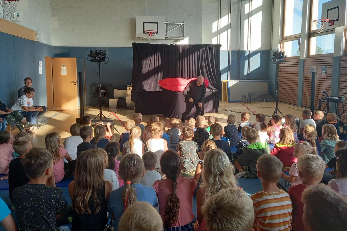 Das Holzwurm-Theater aus Hamburg gastierte in der Grundschule Walsleben. Hauptakteur Jens Heidtmann erzählte den Kindern die Geschichte von Manni Milchzahn. © Karolin Vogler-Bork