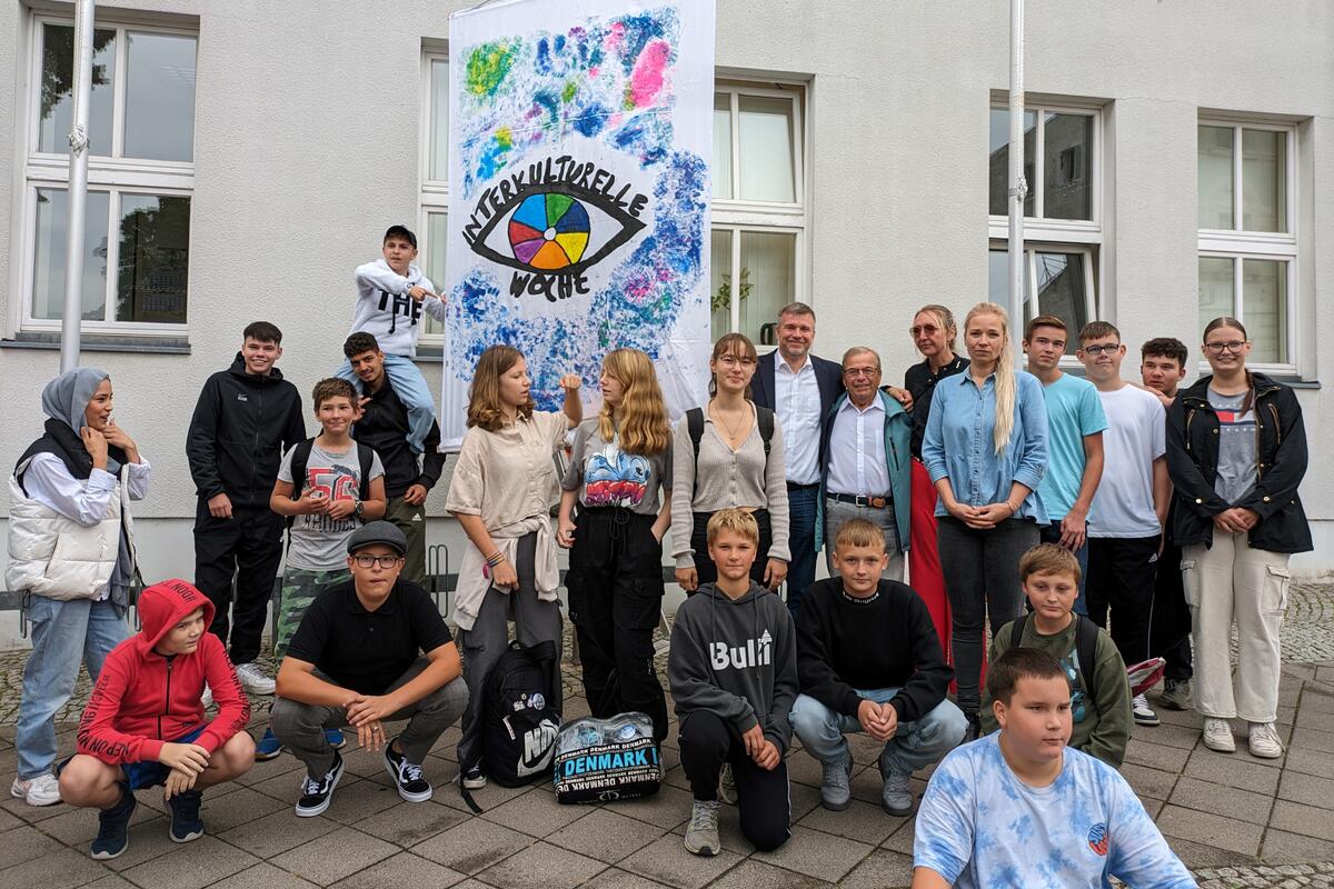 Beim Tag der Vielfalt in Fehrbellin waren auch Jugendliche und Kinder aus den Schulen der Gemeinde dabei. Die Fahne der Interkulturellen Woche weht jetzt vor dem Fehrbelliner Rathaus. © LK OPR