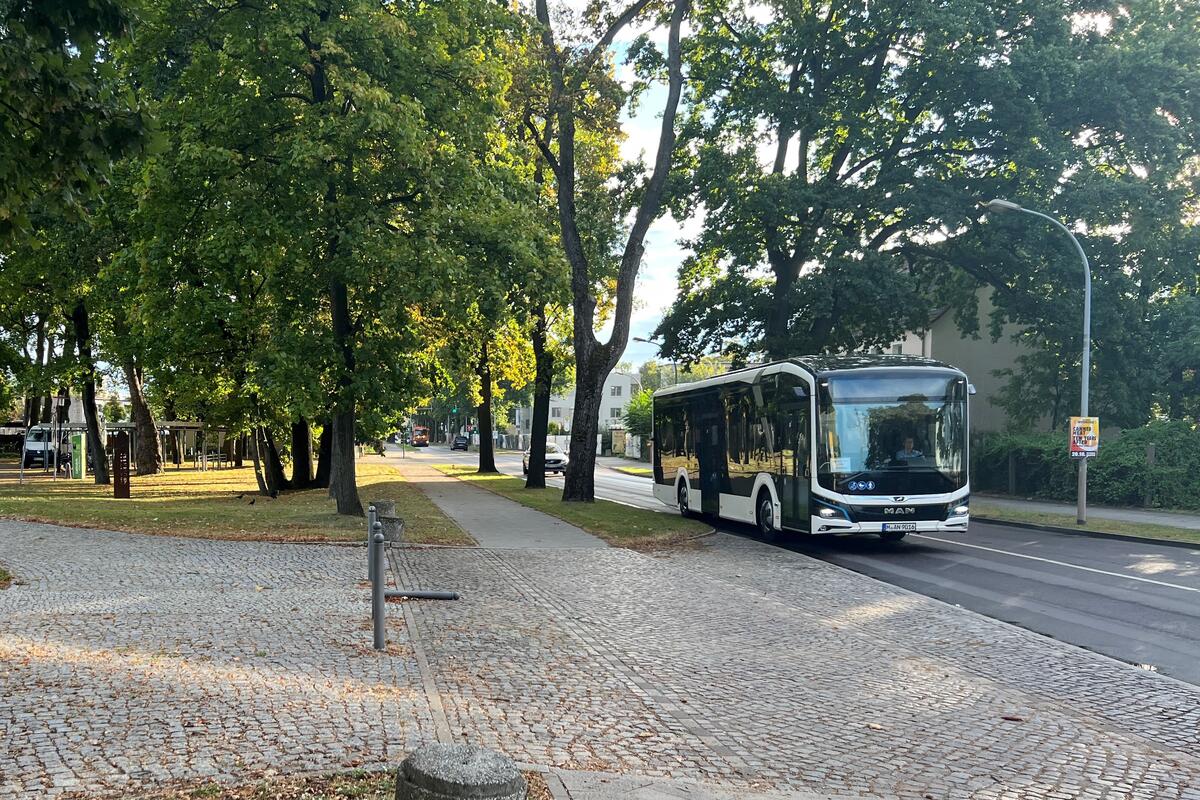 Ein Elektrobus der ORP auf der Fahrt nach Wildberg, hier aufgenommen vor der Kreisverwaltung in der Neustädter Straße in Neuruppin. Es handelt sich um ein Vorführfahrzeug, das auch beim Landkreis-Jubiläumsfest ausgestellt wurde. © LK OPR