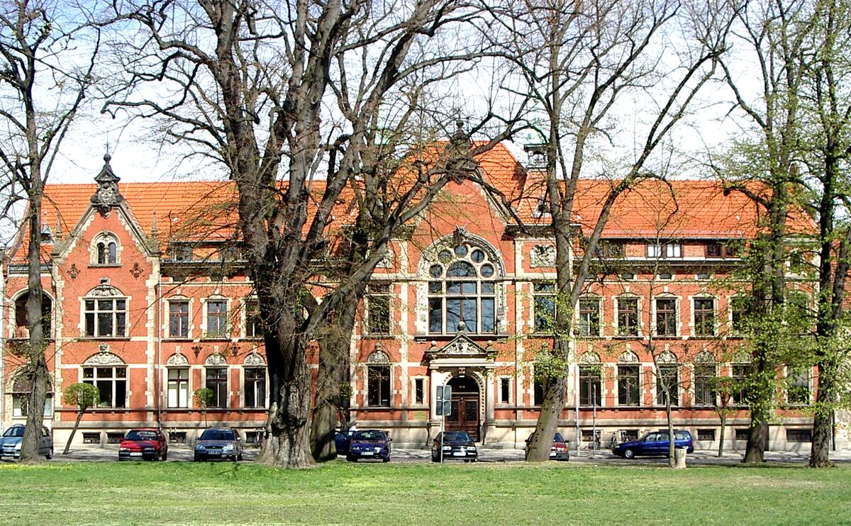 Teil der Gebäudestrategie: Das historische Verwaltungsgebäude in der Neuruppiner Virchowstraße soll saniert und danach weiterhin für öffentliche Zwecke des Landkreises genutzt werden. © LK OPR