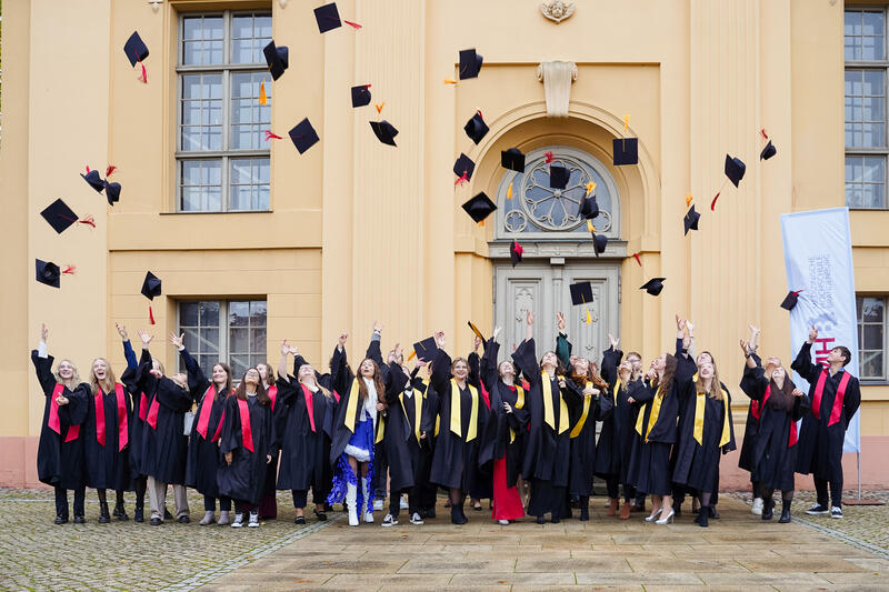 Große Freude herrschte bei den Studierenden, die ihren Abschluss an der MHB gemacht haben. © Andreas Kunow/  MHB