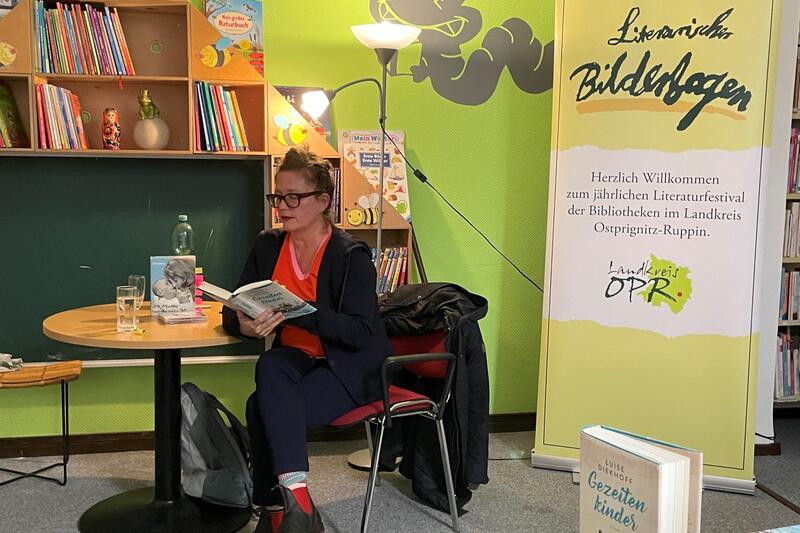 Die Autorin Simone Veenstra las aus ihrem neuesten Roman in der Stadtbücherei Fehrbellin. © LK OPR
