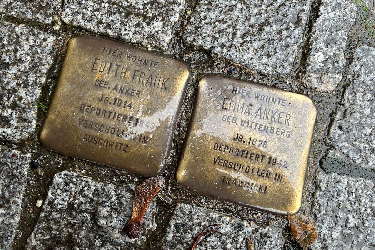 Zwei Stolpersteine erinnern vor der Neuruppiner Bilderbogen-Passage an das Schicksal von Edith Frank und Emma Anker. © LK OPR