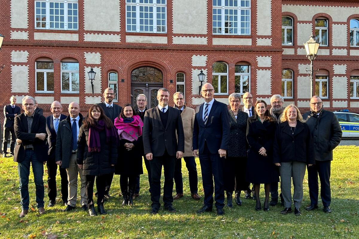 Mitglieder der Landesregierung mit den Spitzenvertretern des Landkreises vor dem Verwaltungsgebäude des Universitätsklinikums Ruppin-Brandenburg (ukrb). © LK OPR