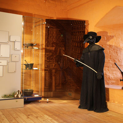 Museen Alte Bischofsburg - Pestmaskenfigur