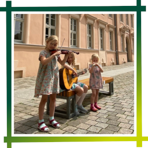 Schülerinnen musizieren